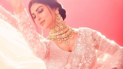 Striking elegant poses for the camera, Mouni set the Internet on fire. She was styled by celebrity fashion stylist Maneka Harisinghani. (Instagram/imouniroy) Striking elegant poses for the camera, Mouni set the Internet on fire. She was styled by celebrity fashion stylist Maneka Harisinghani. (Instagram/imouniroy)