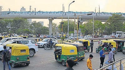 The Noida Expressway merges with the Kasna Road at the Pari Chowk junction and thousands of commuters from Noida, Greater Noida, Ghaziabad and Bulandshahr use the stretch daily. (HT Archive)