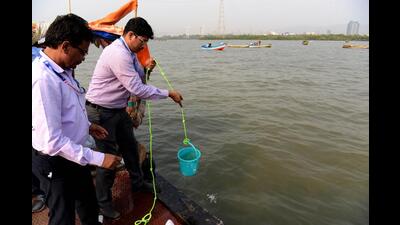MPCB and other officials test water for pollution at Thane creek on Thursday. (BACHCHAN KUMAR/HT PHOTO)