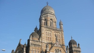 Wearing masks in public has been made mandatory by BMC after the spread of covid-19, since March 2020. (HT) Wearing masks in public has been made mandatory by BMC after the spread of covid-19, since March 2020. (HT)