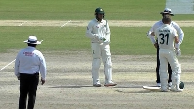 David Warner having a conversation with Aleem Dar (Twitter) David Warner having a conversation with Aleem Dar (Twitter)