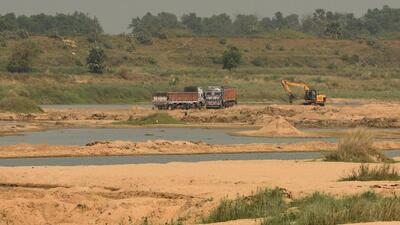 Sand mining at Ajay river in Birbhum district. (Samir Jana/HT photo) Sand mining at Ajay river in Birbhum district. (Samir Jana/HT photo)
