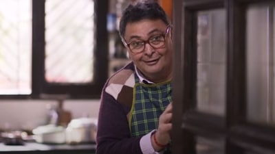 Rishi Kapoor in a still from Sharmaji Namkeen song Laal Tamatar. Rishi Kapoor in a still from Sharmaji Namkeen song Laal Tamatar.