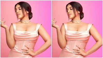 Assisted by makeup artist Arti Nayar, Bhumi went minimal on the makeup to complement her attire. In nude eyeshadow, black eyeliner, mascara-laden eyelashes, contoured cheeks and a shade of nude lipstick, Bhumi made fashion traffic come to a standstill. (Instagram/@bhumipednekar)