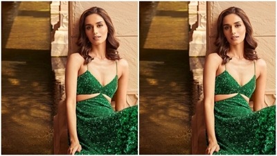 Manushi wore her short tresses open in wavy curls with a side part as she looked directly at the camera. (Instagram/@manushi_chhillar)