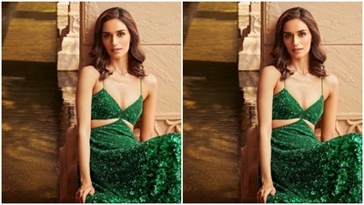 In nude eyeshadow, black eyeliner, mascara-laden eyelashes, drawn eyebrows, contoured cheeks and a shade of nude lipstick, Manushi looked ravishing. (Instagram/@manushi_chhillar)
