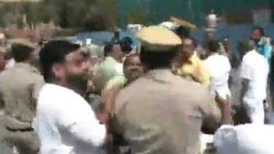 Scuffle between police and UDF MPs (ANI)