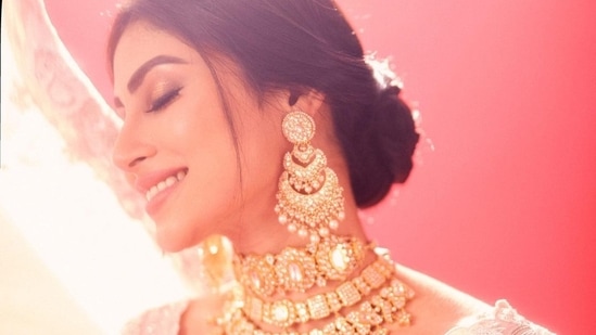 Completing her attire with a pair of Kohlapuri wedges, Mouni amplified the glam quotient with a dab of pink lipgloss, rosy blushed and highlighted cheeks, kohl-lined eyes with black eyeliner streaks, mascara-laden eyelashes, pink eyeshadow and filled-in eyebrows. (Instagram/imouniroy)