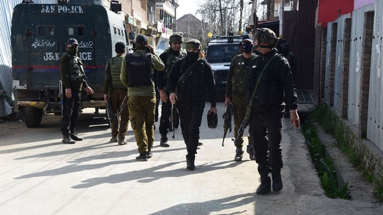 Police conducting a search operation at the Zoonimar area of Srinagar where the encounter took place on Tuesday.(HT/Waseem Andrabi)