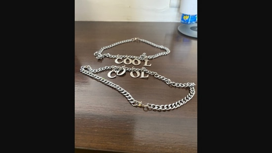 The ‘cool’ necklaces, identical to the one worn by Shah Rukh Khan in Kuch Kuch Hota Hai.&nbsp;(twitter/@chiaseedpuddin)