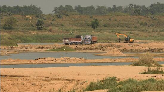 Sand mining at Ajay river in Birbhum district. (Samir Jana/HT photo) Sand mining at Ajay river in Birbhum district. (Samir Jana/HT photo)