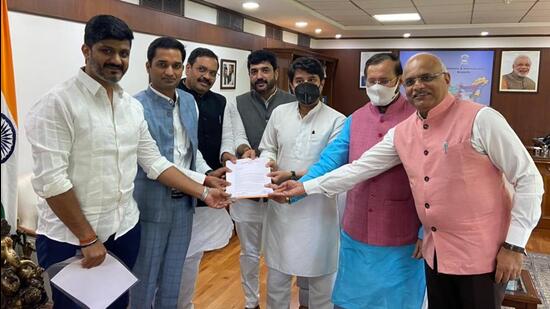 A delegation of Bharatiya Janata Party (BJP) leaders held a meeting with civil aviation minister Jyotiraditya Scindia (in phot, centre) to discuss various issues related to the Pune airport (HT PHOTO)