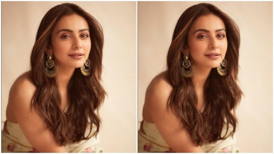 Rakul Preet accessorised her look to perfection with golden jhumkas and a gold bangle from the shelves of Abhilasha Pret Jewellery and Aulerth.(Instagram/@rakulpreet)