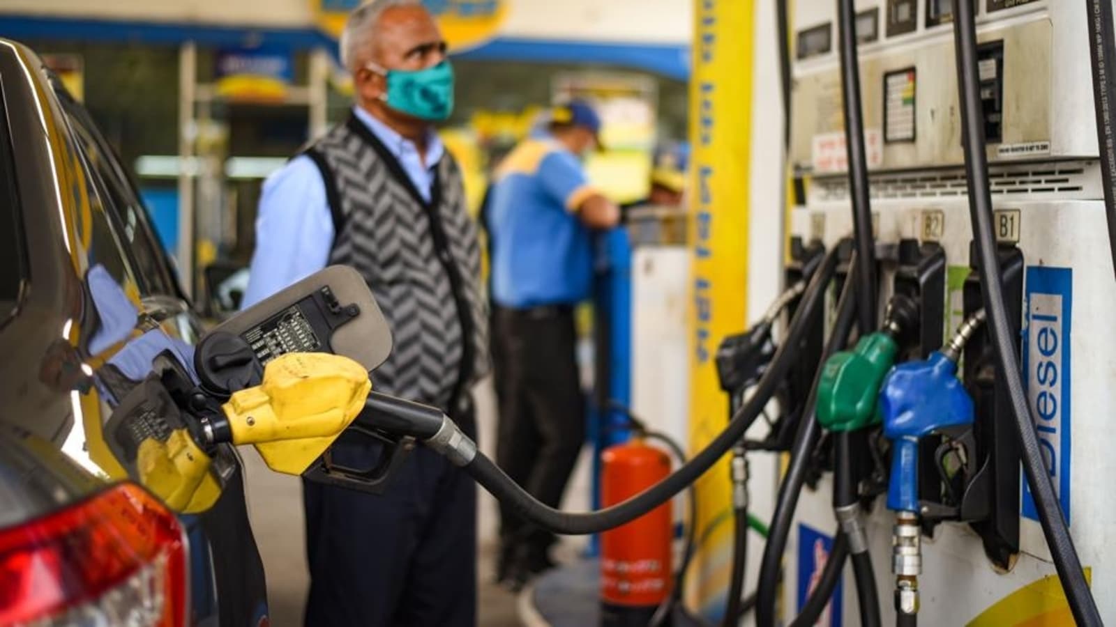 India sees 3rd hike in petrol, diesel prices in a week. Check updates here  - Hindustan Times