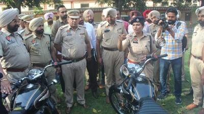 Ludhiana DCP (traffic) Saumya Mishra issuing guidelines to cops about modified silencers of motorcycles at the Police Lines in Ludhiana on Friday. (HT Photo)