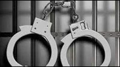 Two men, who had robbed two mobile phone stores, in Sherpur and Transport Nagar were arrested. (HT PHOTO)