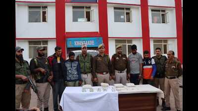 The men caught while allegedly smuggling heroin along LoC in Poonch in police custody. The men caught while allegedly smuggling heroin along LoC in Poonch in police custody.