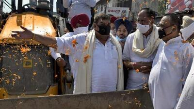 MLA Surinder Dawar, mayor Balkar Sandhu and municipal commissioner Pradeep Sabharwal inaugurating the project to cover the open drain opposite Shingar Cinema in Ludhiana. (HT Fil)