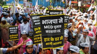 Aam Aadmi Party (AAP) supporters protest against the BJP for allegedly postponing the Municipal Corporations of Delhi (MCD) elections, on March 14. (Amal KS/HT photo) Aam Aadmi Party (AAP) supporters protest against the BJP for allegedly postponing the Municipal Corporations of Delhi (MCD) elections, on March 14. (Amal KS/HT photo)