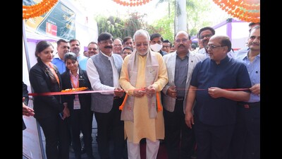 Uttar Pradesh cabinet minister Suresh Khanna on Friday inaugurated a three-day solar and e-vehicle expo in which companies from across the country are taking part (HT photo)