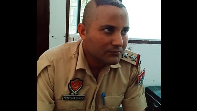 Former president of the Rampura Phul municipal council Surinder Bansal and station house officer (SHO) Manpreet Singh clashed at Rampura police station on Friday afternoon.