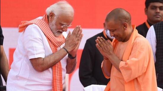 Prime Minister Narendra Modi, Union home minister Amit Shah, defence minister Rajnath Singh, top BJP leaders, chief ministers and deputy chief ministers of BJP-ruled states, seers, actors and party workers were present at the swearing in of the Yogi Adityanath government on Friday.&nbsp;(HT Photo/Deepak Gupta)