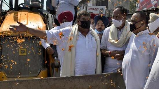 MLA Surinder Dawar, mayor Balkar Sandhu and municipal commissioner Pradeep Sabharwal inaugurating the project to cover the open drain opposite Shingar Cinema in Ludhiana. (HT Fil)