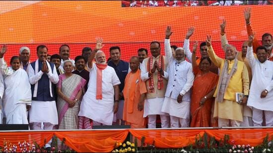 The new ministers of the Yogi Adityanath government 2.0 on stage with Prime Minister Narendra Modi and other dignitaries. (Deepak Gupta/HT Photo)