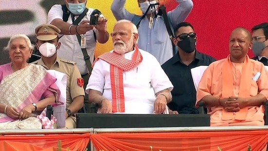Prime Minister Narendra Modi with UP chief minister Yogi Adityanath and governor Anandiben Patel during the swearing-in ceremony in Lucknow.(ANI)