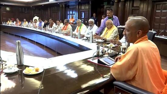 मुख्यमंत्री योगी आदित्यनाथ ने अपने नए मंत्रिपरिषद की पहली बैठक की अध्यक्षता की।  (एएनआई)