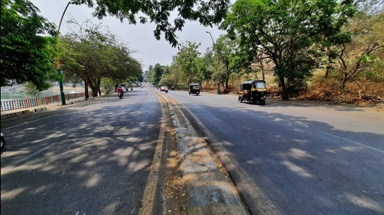 One lane of Veer Birsamunda Road to Dr. Kashinath Ghanekar Road in Thane to be converted into morning walk plaza from April 1. Two other roads will also be used for walking. (PRAFUL GANGURDE/HT PHOTO)