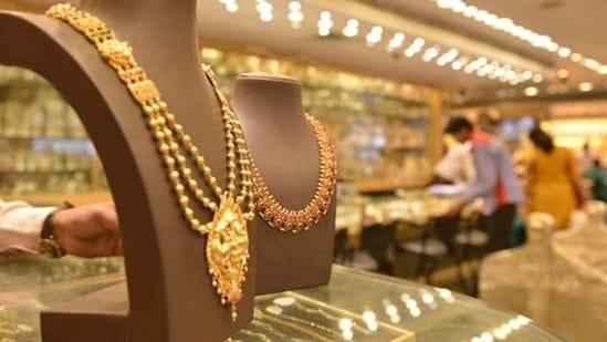 According to astrologers, gold has negative effects as well. Let us find out how gold is connected with women’s luck.(HT File Photo)