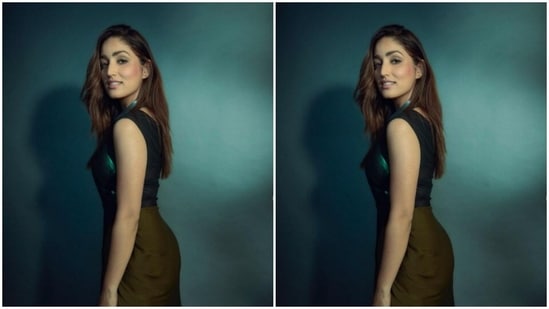 Assisted by makeup artist Mitali Vakil, Yami decked up in grey eyeshadow, black eyeliner, mascara-laden eyelashes, black kohl, contoured cheeks and a shade of nude lipstick.(Instagram/@yamigautam)