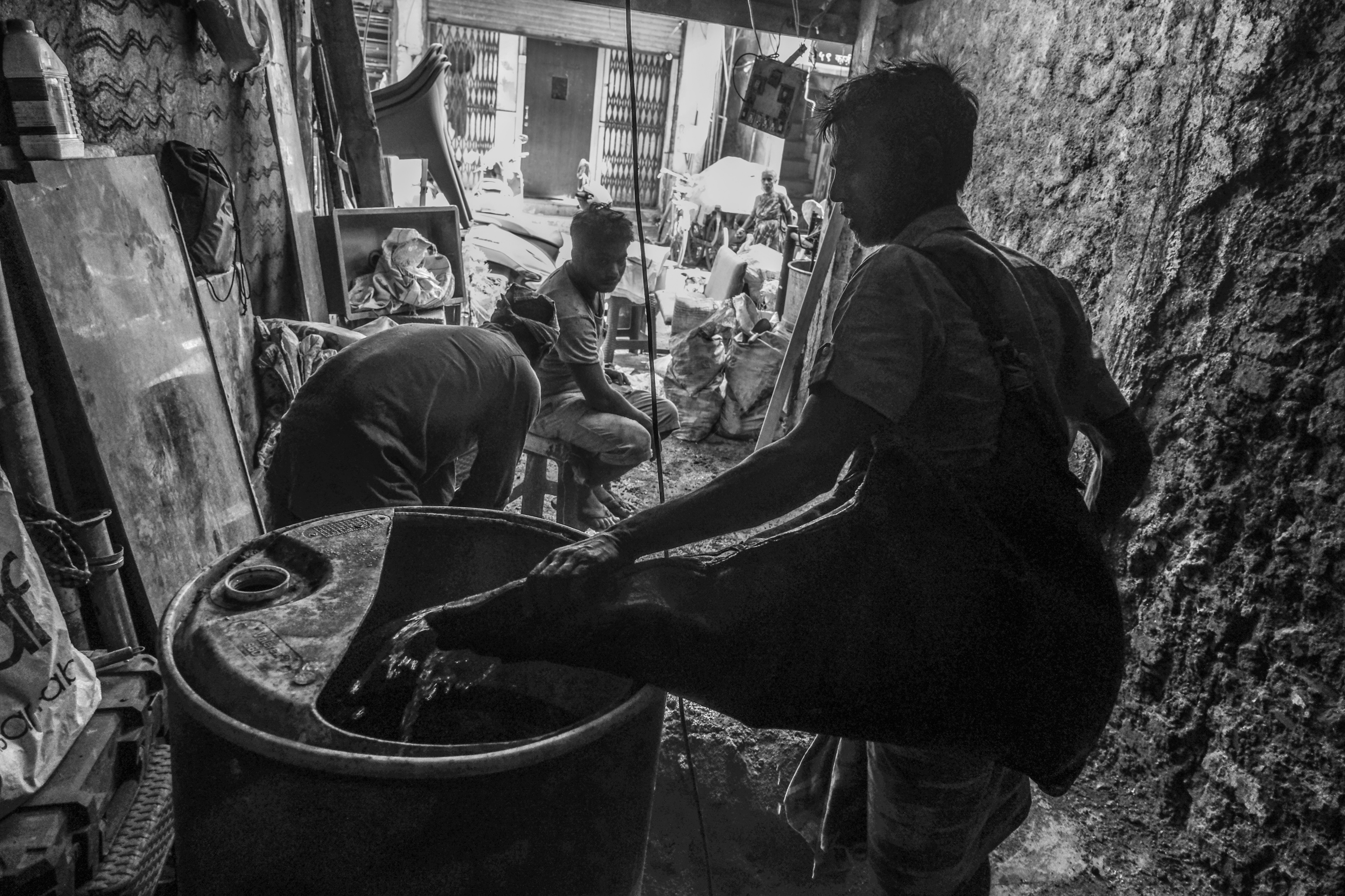 An image from Aslam Saiyad's photo exhibition, The last Bhistees, shows Manzur Alam with his mashaq (leather bag).&nbsp; (Aslam Saiyad)