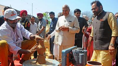 Union minister Mukhtar Abbas Naqvi (right) and Punjab governor Banwarilal Purohit (centre) interacting with an artisan at Hunar Haat at Parade Ground, Sector 17, in Chandigarh on Saturday. (Ravi Kumar/HT)