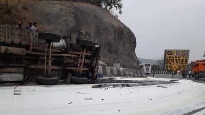 The accident took place at around 6 am on Saturday affecting traffic for over 15 km towards the Mumbai stretch. (HT Photo)