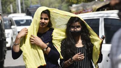 The increase in the temperatures in Gurugram have forced people to cover themselves properly before stepping out of the house. (Vipin Kumar/HT photo)