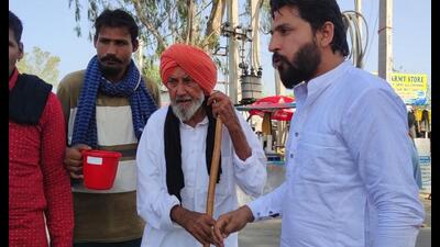 Sikka Khan before crossing over to Pakistan via the Attari-Wagah border in Amritsar on Saturday. HT Photo Sikka Khan before crossing over to Pakistan via the Attari-Wagah border in Amritsar on Saturday. HT Photo