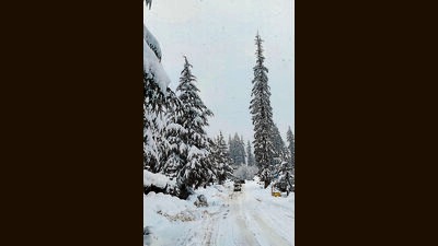 In a press statement issued here, Lahaul-Spiti deputy commissioner (DC) Neeraj Kumar said the road clearance operation by the Border Roads Organisation is underway. The Manali-Leh highway is yet not restored for traffic. (HT File Photo)