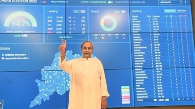 Odisha chief minister Naveen Patnaik flashes victory sign after his party Biju Janata Dal swept the urban local body polls (HT Photo)