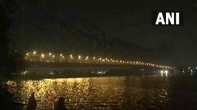 The iconic Howrah Bridge, built during the British regime, slowly turns dark to mark Earth Hour on Saturday, March 26, 2022. (ANI Photo) The iconic Howrah Bridge, built during the British regime, slowly turns dark to mark Earth Hour on Saturday, March 26, 2022. (ANI Photo)