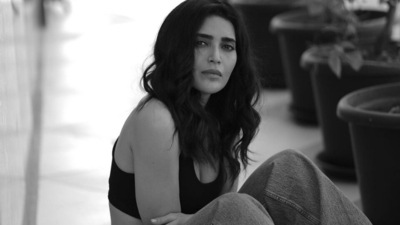 Karishma Tanna nails squat variations and leg raises with resistance band in new workout video: Watch Karishma Tanna nails squat variations and leg raises with resistance band in new workout video: Watch