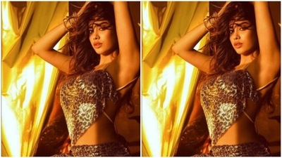 Styled by fashion stylist Chandini Whabi, Janhvi wore her long tresses open in messy beach wavy curls as she posed for the pictures. (Instagram/@chandiniw)