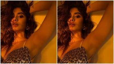 Assisted by makeup artist Savleen Manchanda, Janhvi looked ravishing in gold eyeshadow, black eyeliner, mascara-laden eyelashes, black kohl, drawn eyebrows, contoured cheeks and a shade of nude lipstick. (Instagram/@chandiniw)