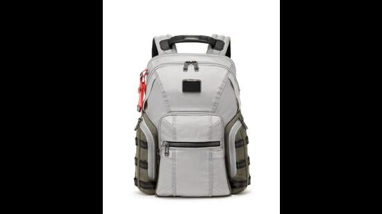 The large ‘Navigation’ laptop bag in grey from the ALPHA BRAVO collection from TUMI is both trendy and versatile