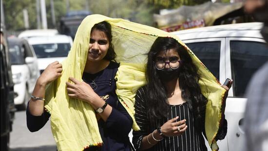 The increase in the temperatures in Gurugram have forced people to cover themselves properly before stepping out of the house. (Vipin Kumar/HT photo) The increase in the temperatures in Gurugram have forced people to cover themselves properly before stepping out of the house. (Vipin Kumar/HT photo)