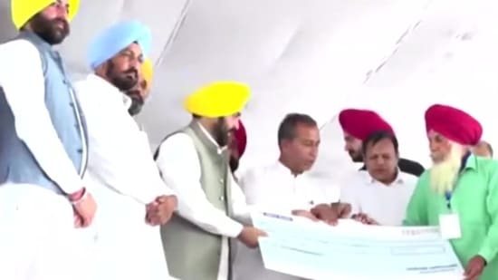 CM Bhagwant Mann hands over compensatory cheques to cotton farmers affected by pink bollworm attack in Mansa. (ANI)