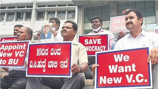 Faculty members and student representatives protested outside Bengaluru University on Friday as a VC has not yet been appointed even after 10 days. (TNIE photo)