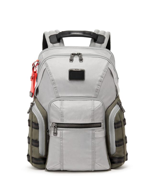 The large ‘Navigation’ laptop bag in grey from the ALPHA BRAVO collection from TUMI is both trendy and versatile