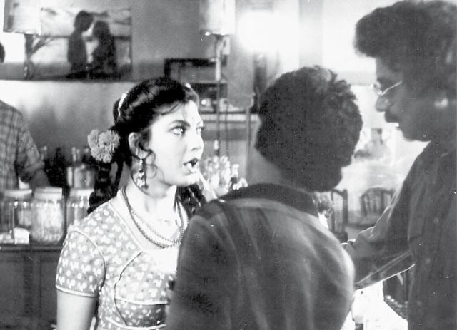 Kimi Katkar mid-conversation with director Raj Sippy on the sets of his film Shehzaade in 1998
